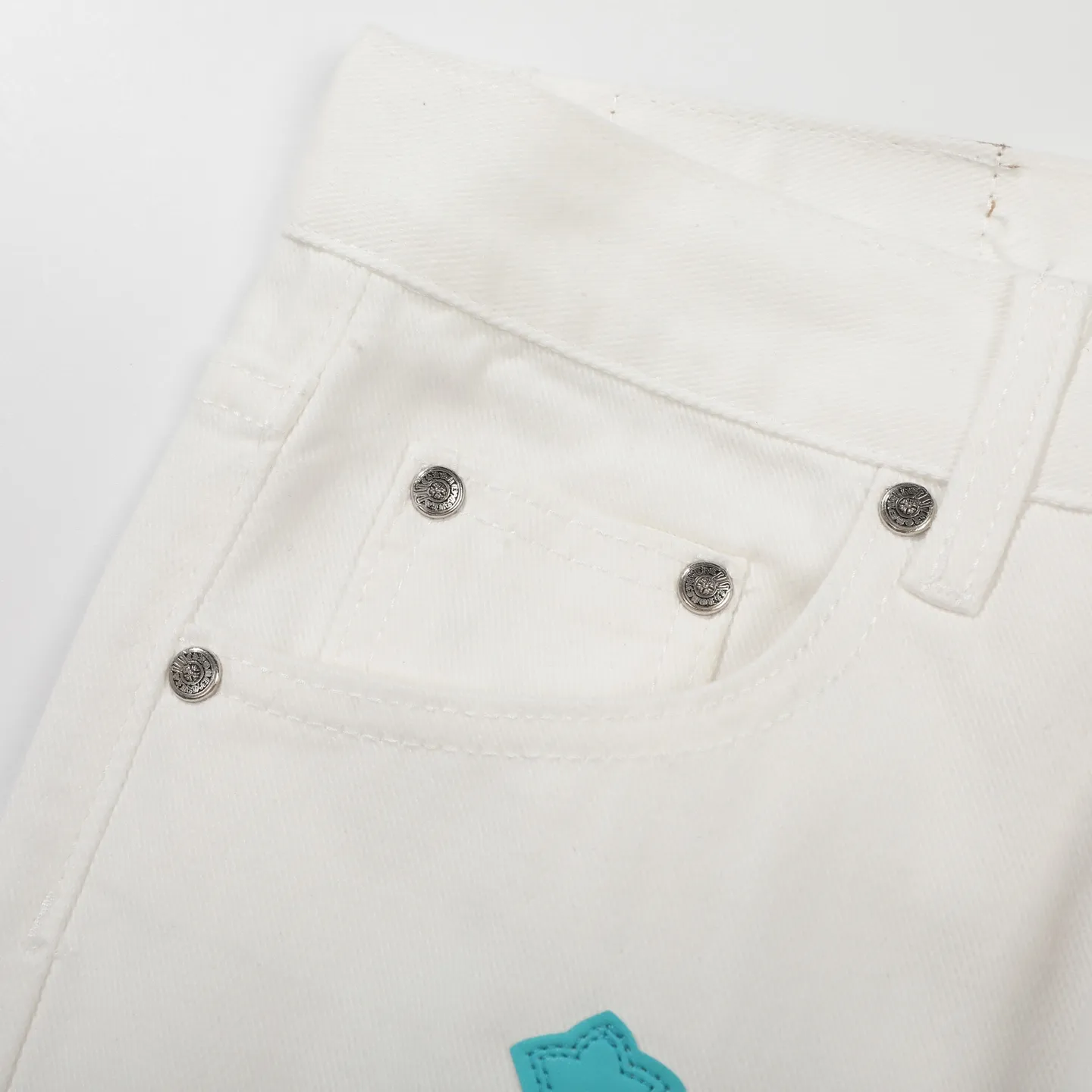 P240 Chrome Hearts Chrome Hearts 2025 New Ice Blue Cross Patch Leather Couple Style Washed Loose Jeans. Styles with different wash textures are very friendly to people with thin legs and thick legs. The straight and loose version is very flattering to the leg shape. The timeless moderate length makes it easy to match casually. It is the basis of various styles and is a must-have in the wardrobe! The fabric is stiff but also makes the upper body soft without losing texture. The washing process is even more perfect. It is a must-have item for everyone! ! ! Size: 28/30/32/34 Waist: 73/78/83/88 Hips: 99/104/109/114 Pants length: 102/104/106/108